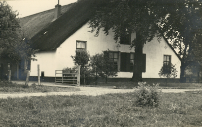 126011 Gezicht op boerderij Bouwlust (Lageweide 1) te Utrecht.N.B. Het adres is ca. 1950 gewijzigd in Lageweide 17.